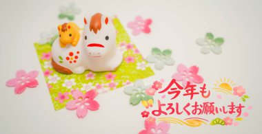 Kiraz çiçekleri ve at tayı yeni yıl kartı.