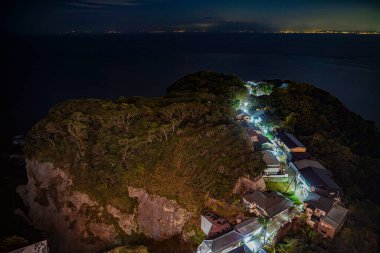 Geceleri kayalıklar ve köy (Enoshima)