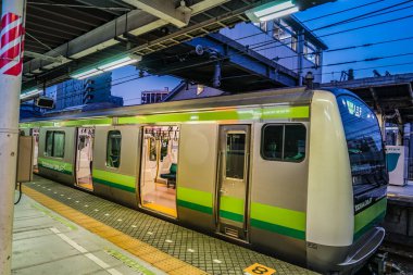 Gün batımında platformda tren