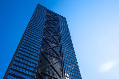 Çelik destekli yüksek katlı bina