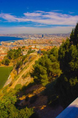 Marsilya limanına bakan şehir manzarası