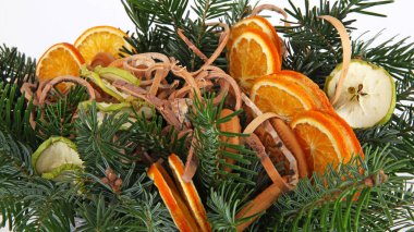 Çam dalları, elma ve portakal dilimleri ve ağaç kabuğunun Noel kompozisyonu. Yakın çekim. Beyaz arkaplanda