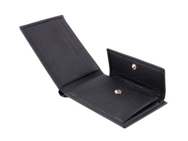 Gerçek sığır derisinden yapılmış yeni, siyah, boş bir cüzdan. Beyaz arka planda izole edilmiş. Yakın çekim. 