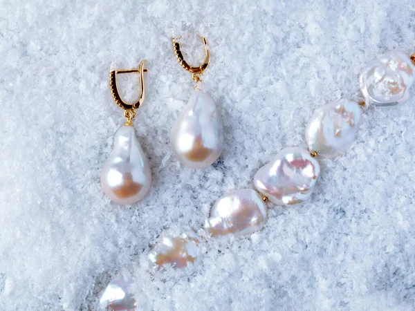 Elegantes Pendientes Perlas Barrocas Lujo Collar Sobre Fondo Blanco Nieve — Foto de Stock