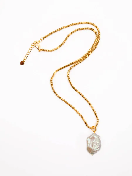 Luxus Elegante Goldene Kette Mit Barocken Perlenanhänger Isoliert Auf Weißem — Stockfoto