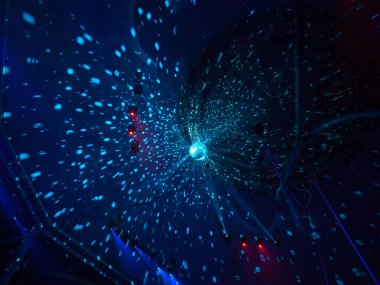 Gece kulübündeki parlak disko topunun düşük açılı görüntüsü