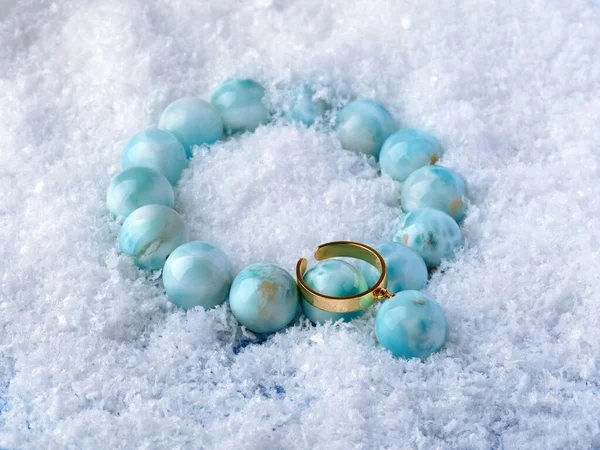 Luxo Elegante Pulseira Pedra Larimar Azul Pingente Sobre Fundo Neve — Fotografia de Stock