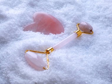 Pembe kuvars yüz silindiri ve guasha taşı güzellik yüz masajı terapisi için. Cilt bakımı yaşlanmayı önleme aracı