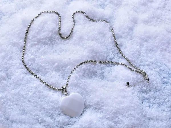 Vrouwelijke Witte Hartvormige Agaat Hanger Met Zilveren Ketting Witte Sneeuw — Stockfoto