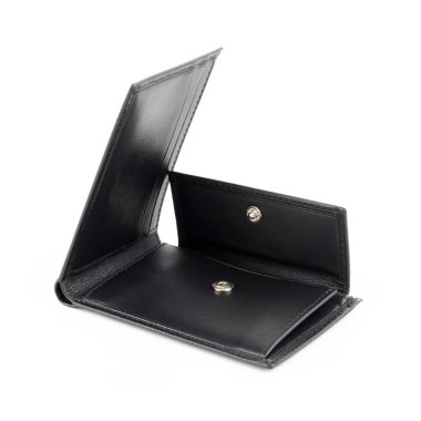 Gerçek sığır derisinden yapılmış yeni, siyah, boş bir cüzdan. Beyaz arka planda izole edilmiş. Yakın çekim. 