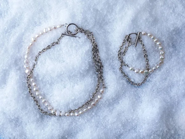 Luxe Élégant Bracelet Perles Baroque Collier Sur Fond Neige Blanche — Photo