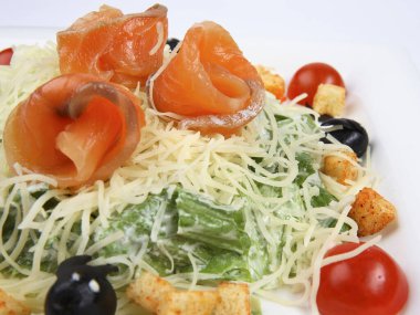 Beyaz arka planda somon sezarı salatası. Diyet gebeliği. Yakın plan çekim. Seçici odak