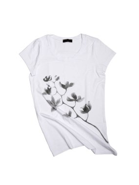 Kırışık beyaz kadın tişörtü beyaz arka planda izole edilmiş.