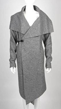 Gri arkaplana karşı gri kışlık manken. Kadın kıyafetleri.