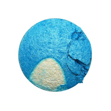 Beyaz arkaplanda izole edilmiş kozmetik ürün örneği olarak kuru ezilmiş göz farları