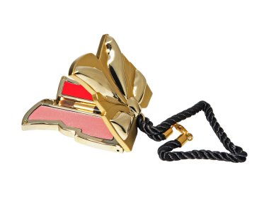 Beyaz arkaplanda izole edilmiş altın kutuda allık ve fırçayla açık kozmetik seti