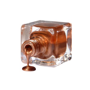 Beyaz arka planda izole edilmiş, açık şişeden dökülen bronz oje.