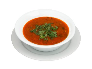 Beyaz arka planda, et ve pirinç karışımlı Kharcho çorbası.