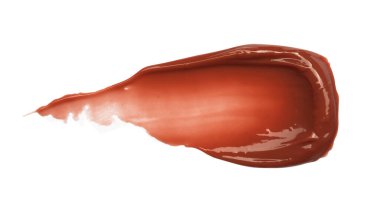 Sıvı krem lekeli kırmızı ruj beyaz arkaplanda izole edilmiş.