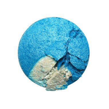 Beyaz arkaplanda izole edilmiş kozmetik ürün örneği olarak kuru ezilmiş göz farları