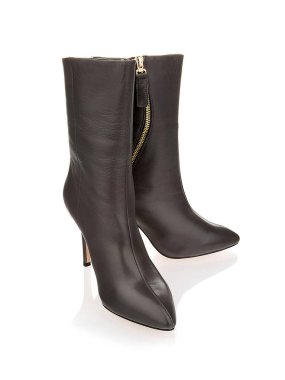 Beyaz sırtüstü izole edilmiş bir çift dişi siyah deri bot.