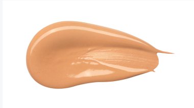 Beyaz arka planda kremalı temel lekesi. İzole edilmiş. Güzellik ve moda anlayışı