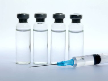 Enjeksiyon için tıbbi şırınga ve ilaç şişelerini kapatın. Beyaz arkaplanda