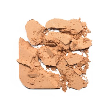 Kırık yüz pudrası beyaz arka planda izole edilmiş.