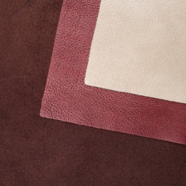 Farklı renkler kahverengi arkaplanda doğal deri dokusu örnekleri