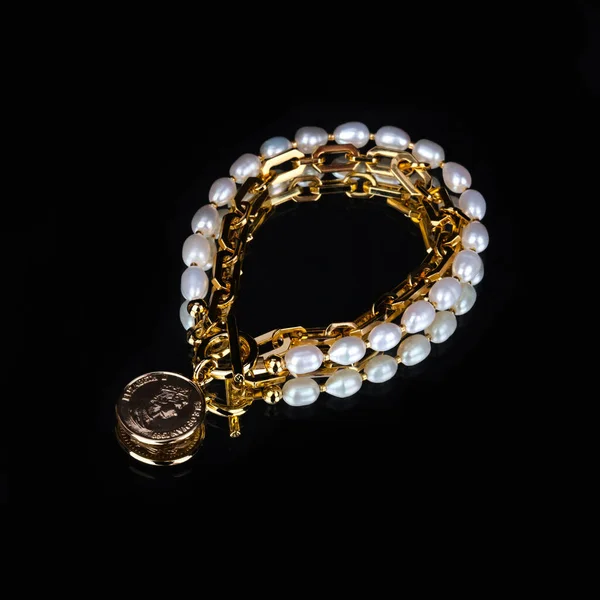 Luxusní Elegantní Barokní Perlový Zlatý Náramek Černém Zrcadlovém Pozadí Odrazem — Stock fotografie