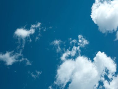 Güneşli bir günde bulutlu güzel mavi gökyüzü