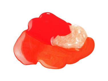 Beyaz arka planda izole edilmiş turuncu kırmızı oje lekeleri. Fotoğraf. Üst görünüm