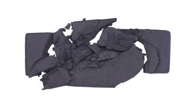 Kuru, koyu gri göz gölgeleri beyaz arka planda izole edilmiş.