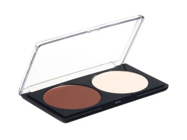 Siyah dikdörtgen tabuttaki kahverengi ve beyaz göz gölgeleri beyaz arkaplanda izole edilmiş.