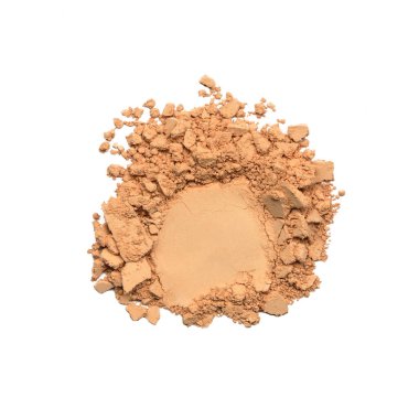 Kırık yüz pudrası beyaz arka planda izole edilmiş.