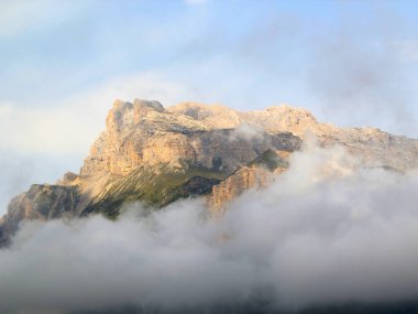 Bulutlu güzel bir manzara. Yeşil dağ manzarası, Kuzey Osetya-Alanya, Russi