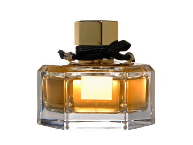 Beyaz arka planda izole edilmiş cam parfüm şişesi. Yakın çekim.