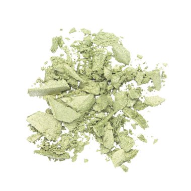 Kuru, ezilmiş yeşil göz gölgeleri beyaz arka planda izole edilmiş.