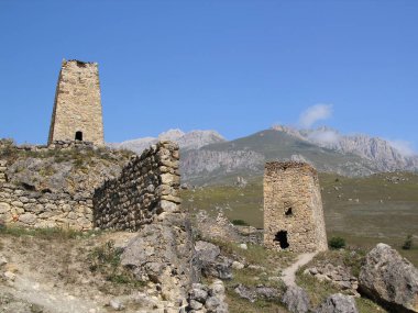 Dağlardaki eski bir şatonun kalıntıları, Kuzey Osetya-Alanya, Rusya
