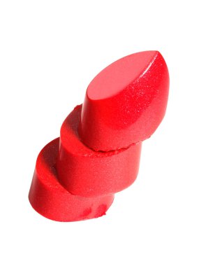 Kırmızı ruj beyaz arkaplanda izole edilmiş parçalara bölünmüş.