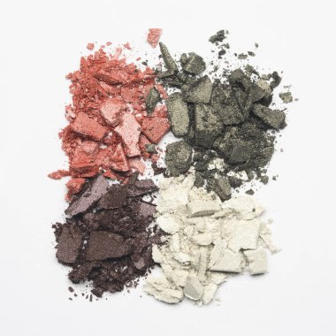 Beyaz arka planda izole edilmiş kozmetik ürün örnekleri gibi kurumuş renkli göz gölgeleri