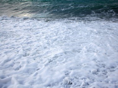 Dalgalı, köpüklü ve arka planlı turkuaz deniz