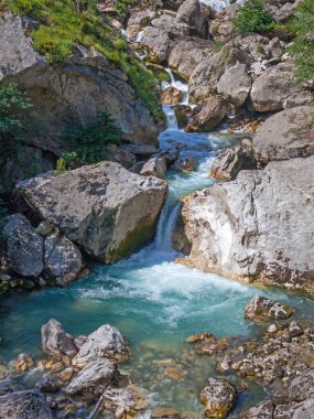 Nehir suyuna yaz manzarası kayaların arasında kıyıdan