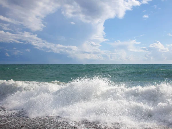 Мальовничий Краєвидний Пляж Бірюзове Море Хвилями Піною Красивими Хмарами Небі — стокове фото