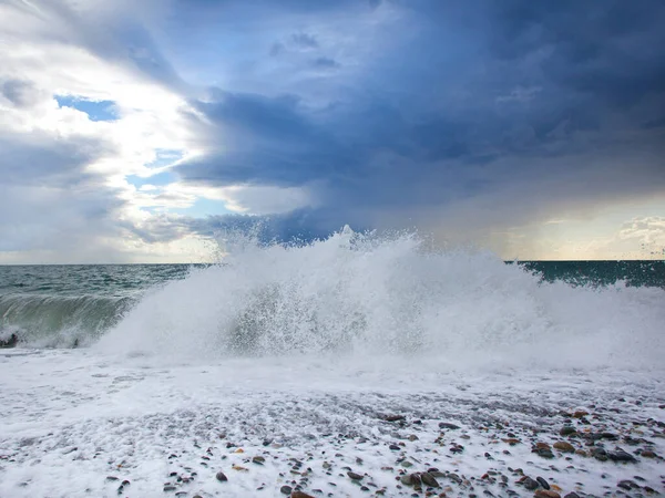 Schilderachtig Landschapsstrand Turkoois Zee Met Golven Schuim Prachtige Wolken Lucht — Stockfoto