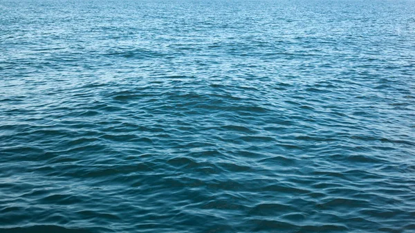 Heldere Blauwe Golven Zeewateroppervlak — Stockfoto