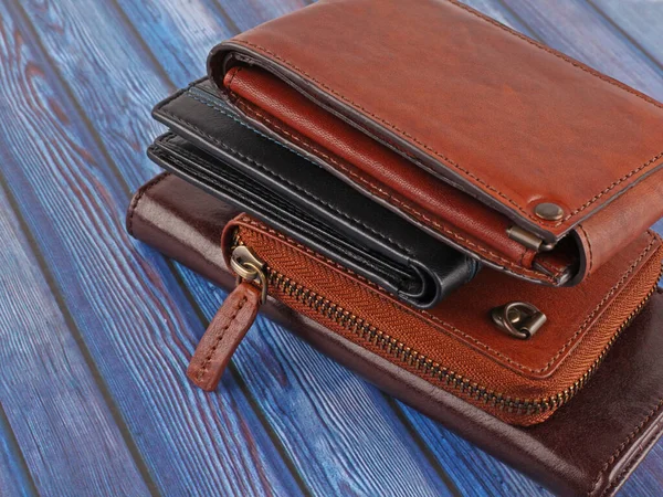 新しい革多色財布上の青木製の背景 — ストック写真