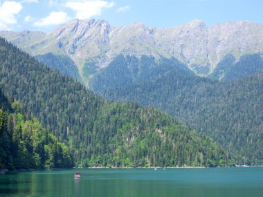 Gün ışığında dağ sıralarının güzel manzarası