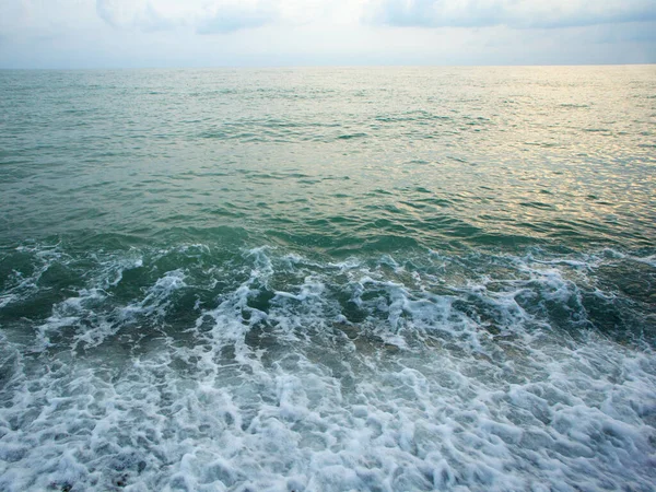 Tyrkysové Moře Vlnami Pěnou Krásnými Mraky Obloze — Stock fotografie