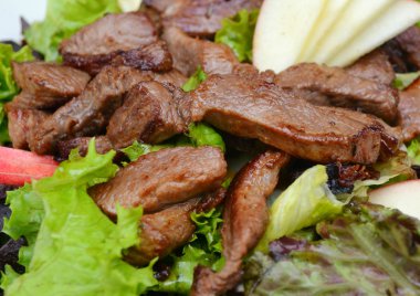 Lezzetli kızarmış ördek fileto elma ve salata ile